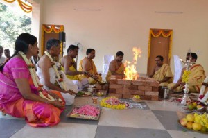 Traditionelle Puja Zeremonie zur Eröffnung des Vertriebszentrums